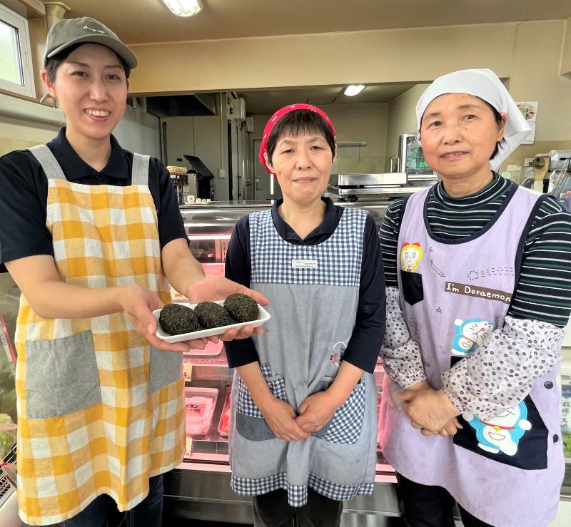 くろッケを考案した的場佳奈絵さん（左）と、青柳秀子さん（右）ら白楊舎直営店の従業員