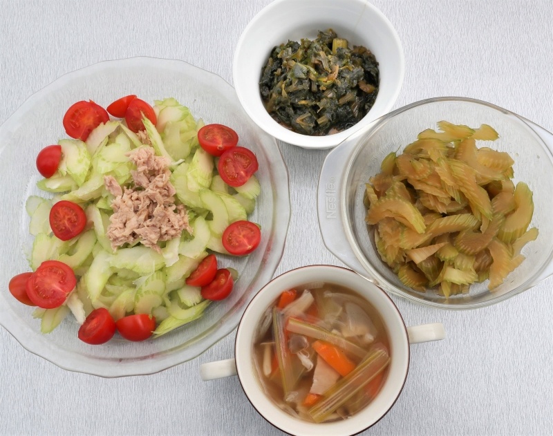 京谷うめ子さんが手作りしたセロリ料理。（左から時計回りに）ツナとトマトのサラダ、つくだ煮、漬物、コンソメスープ