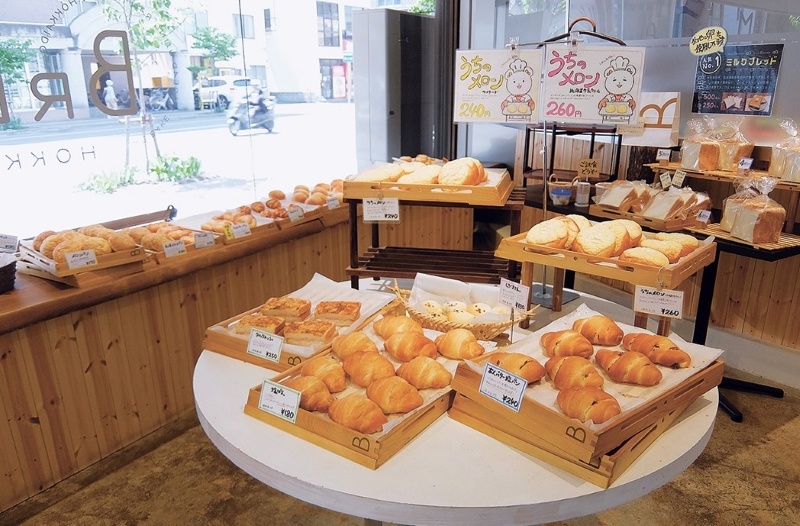 次々と焼き上がるパンが並ぶ「MILK IN BREAD」店内