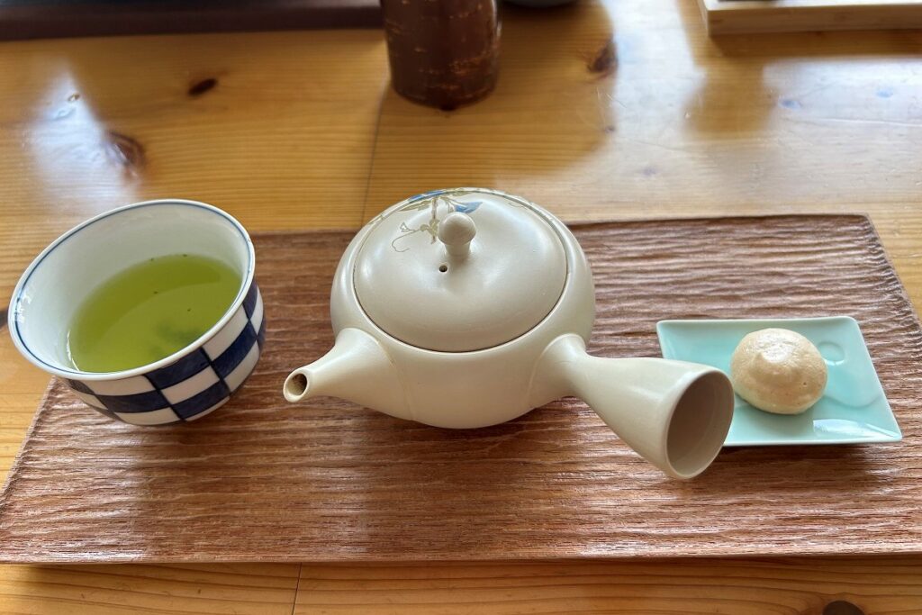 茶葉の品種「きらり３１」のお茶と急須、菓子