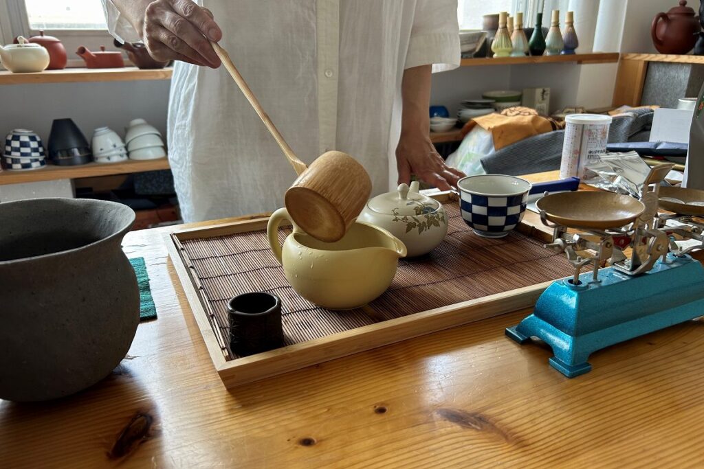 湯冷ましでさましてから、いれられるお茶