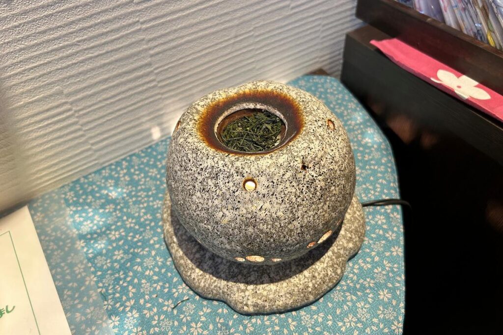 「茶楽逢」店内で香ばしい香りを放つ茶香炉
