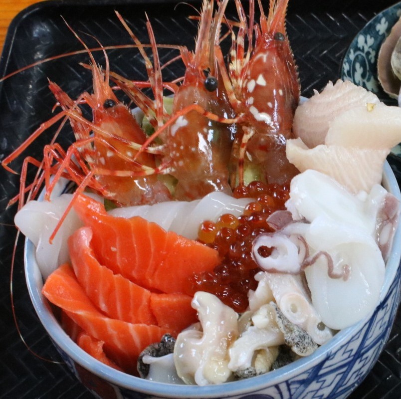 多彩な魚介類が盛られた「海鮮丼」