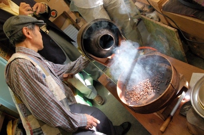 「夢紀行」でのコーヒー自家焙煎の様子