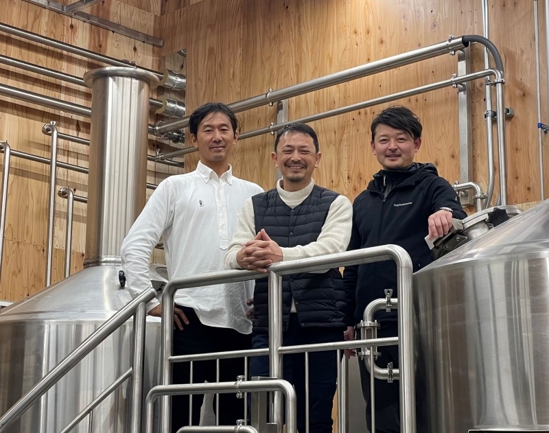 町内で醸造所を立ち上げた（右から）菊地社長と十河さん、栗原社長（同醸造所提供）