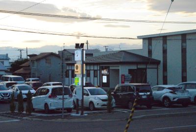 すし店を併設する「和さび」。曜日を問わず駐車場は満車となる日が多い