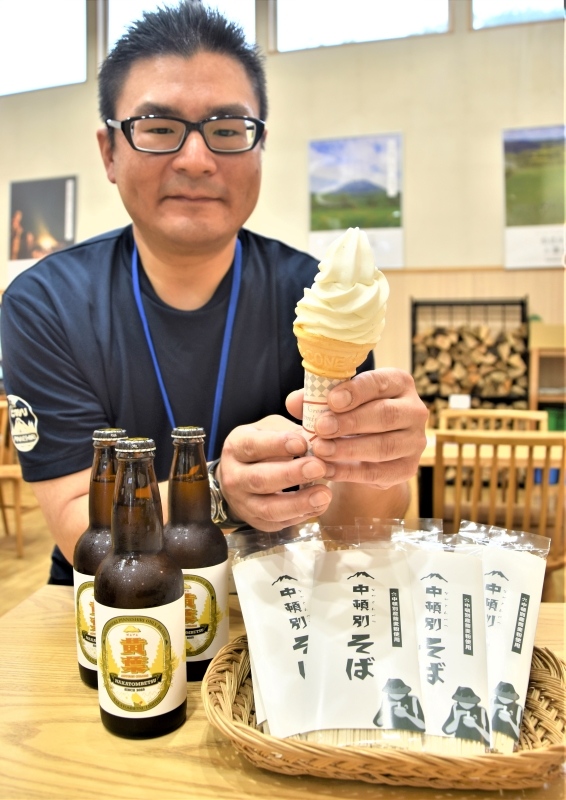 道の駅ピンネシリで発売した「なかとん牛乳ソフトクリーム」と「中頓別そば」、クラフトビール「黄葉」