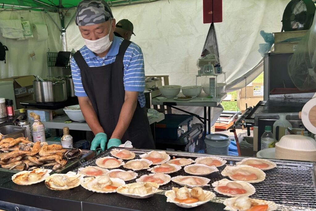 産地直送のホタテがずらりと焼かれている、自治体ブースが並ぶ8丁目の「ほっかいどう市場」