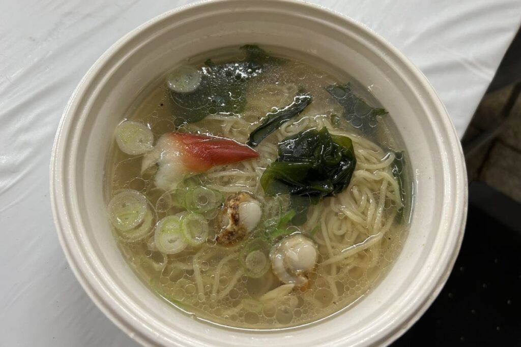 ホタテとホッキ、アサリのだしが香る「ラーメン極　本店」の「３種の貝の港町海鮮塩ラーメン」