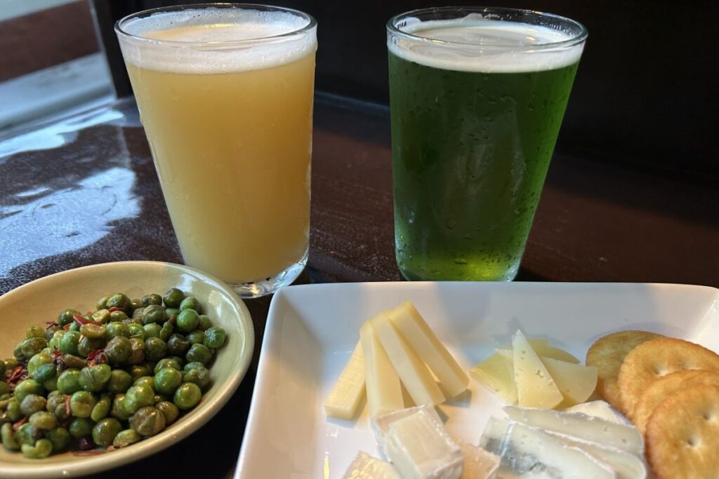 静岡の「Requbrew/Mint Green Sour」（右）と山梨の「UCHU BREWING/RESORT-Athena-」、チーズ盛り合わせと麻辣青豆