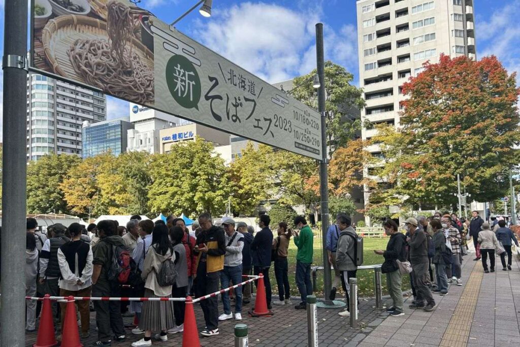 チケットを買い求める人で行列ができた北海道そばフェス2023の会場入り口