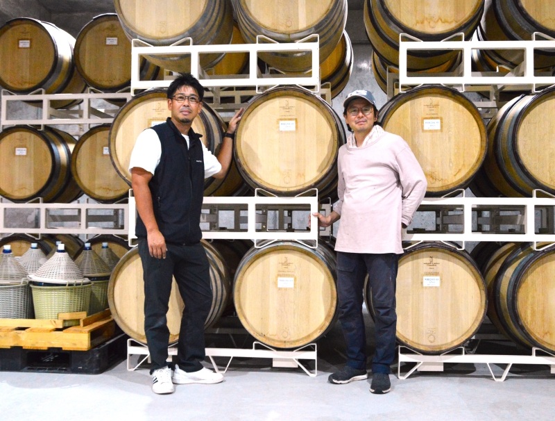 上富良野町でワイナリーを開設し、思いを語る遠藤智樹さん（左）ら