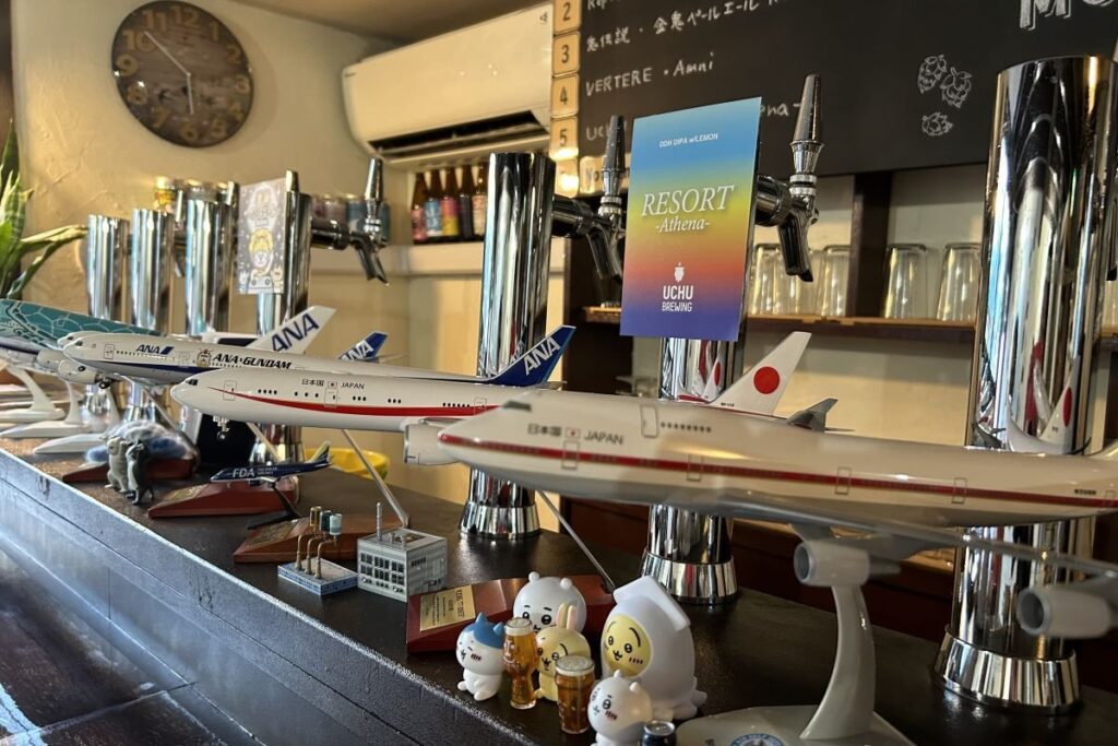 カウンターには店主の秋山さんが好きな飛行機の模型が
