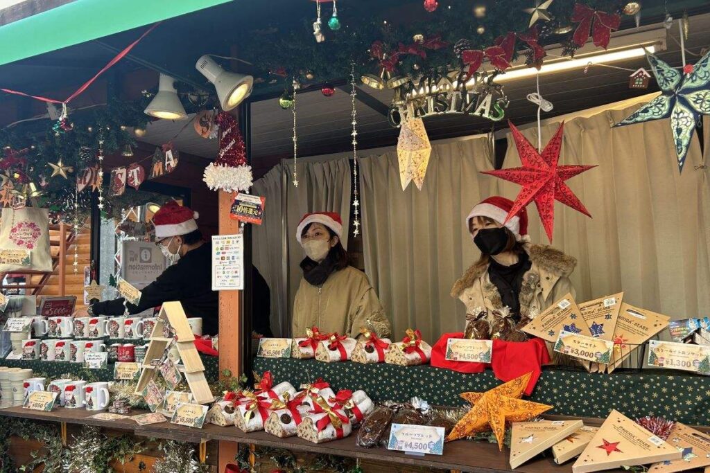 サンタ柄のマグカップやシュトーレンなどが並ぶ店頭