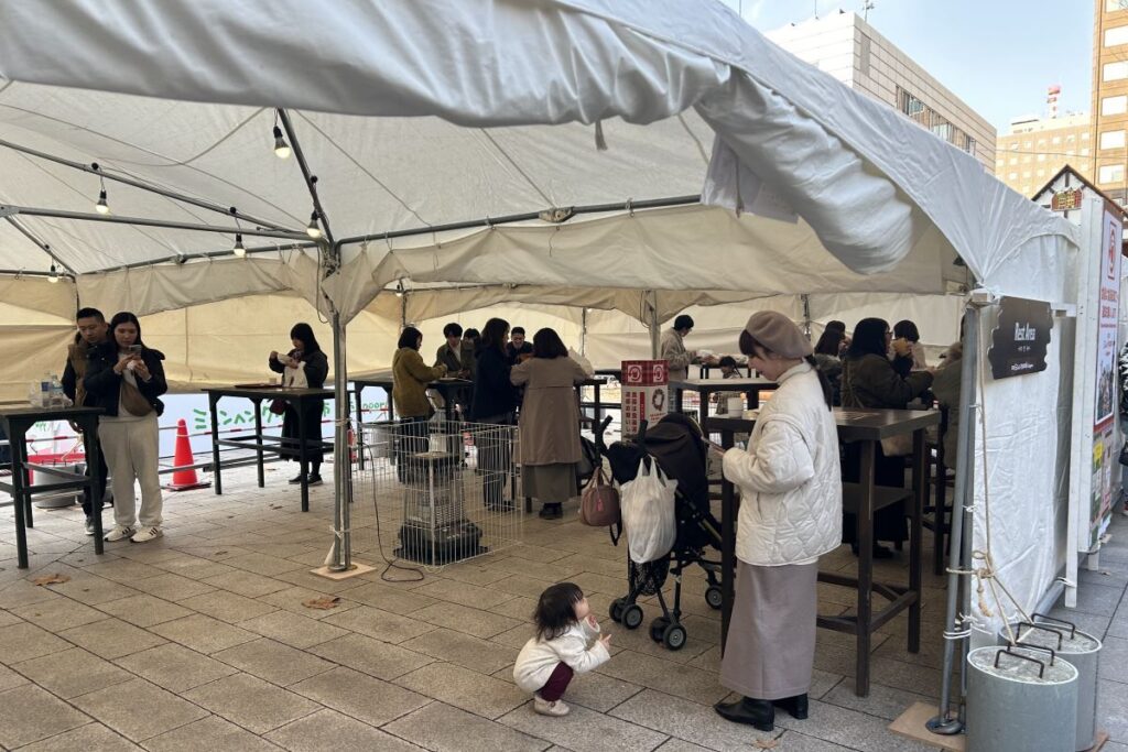 飲食用のテントも設置された会場