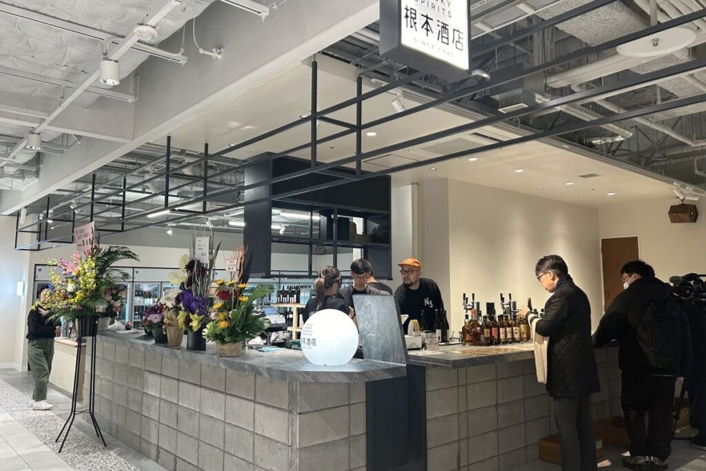 日本酒とウイスキーをそろえ、カウンターで飲み比べもできる「根本酒店」の店舗