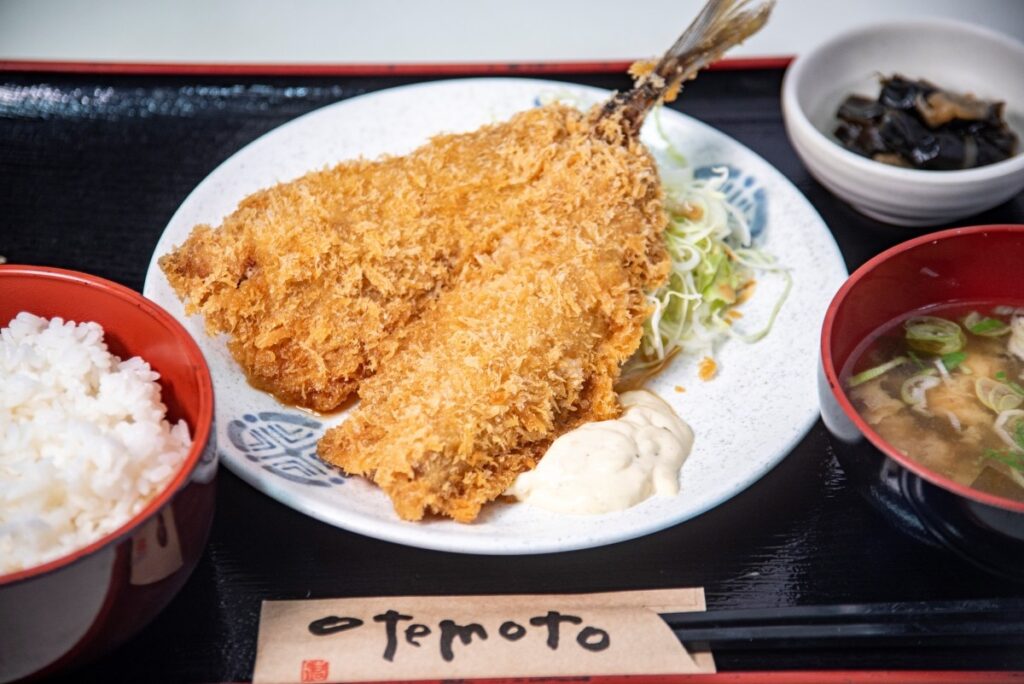 「アジフライ定食」は、小鉢におかわり自由のごはんと味噌汁付きで800円