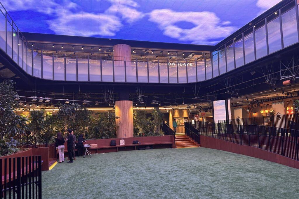 2階飲食店街の中央に整備された屋内公園「BiVi　PARK」の、空の映像が映し出される天井