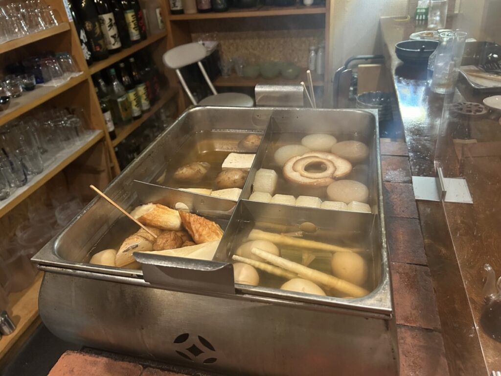 「和食処　晄進」のカウンターの中のおでん鍋