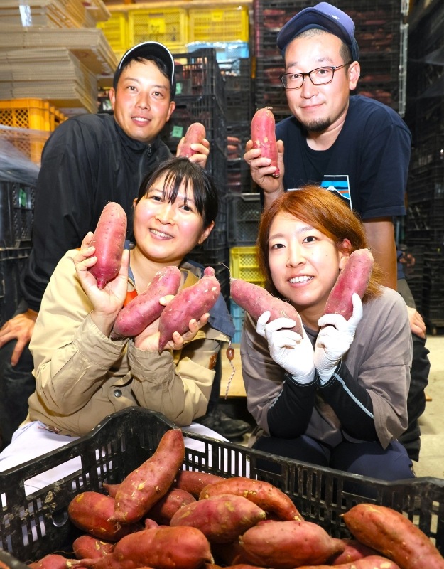 由栗いもを作る生産者団体「そらち南さつまいもクラブ」のメンバー。手前左が井澤綾華さん