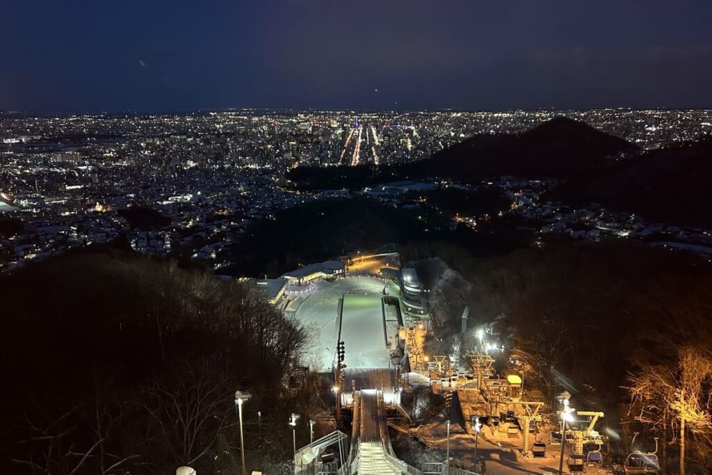 手前のジャンプ台からその先に大通公園の夜景が一直線につながって見える大倉山からの夜景