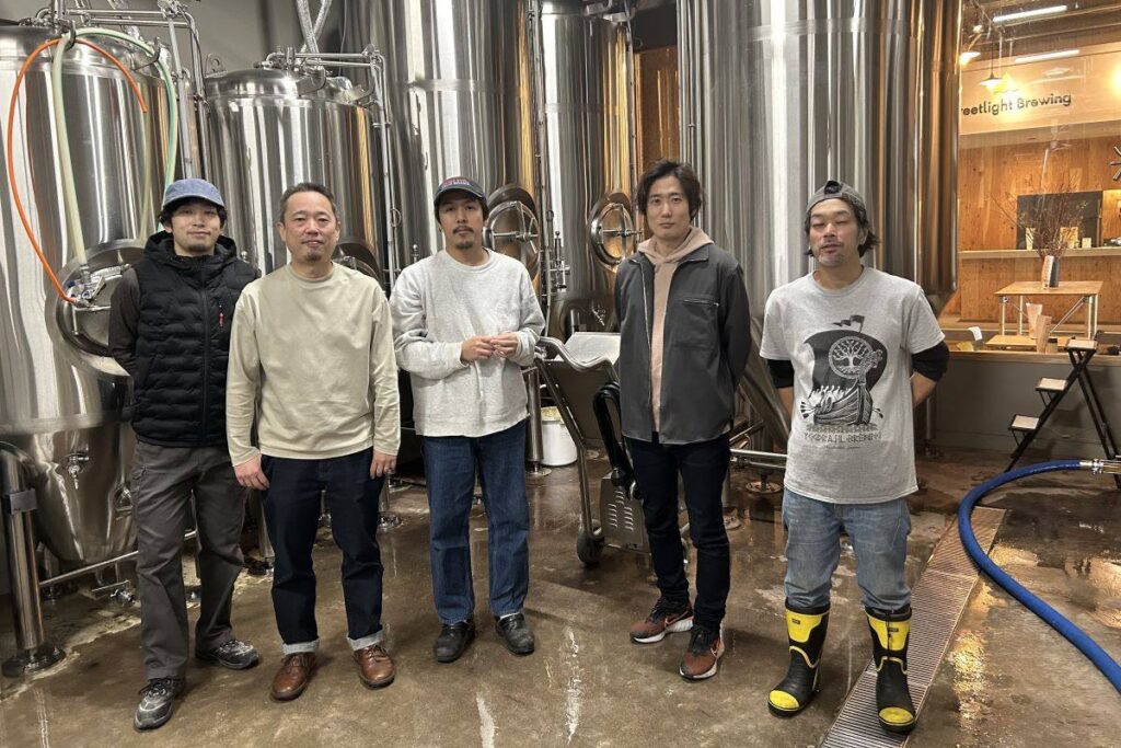 「ストリートライト・ブルーイング」の、宮口さん（右から２人目）と川村さん（右）、大阪さん（左から２人目）、醸造スタッフの２人