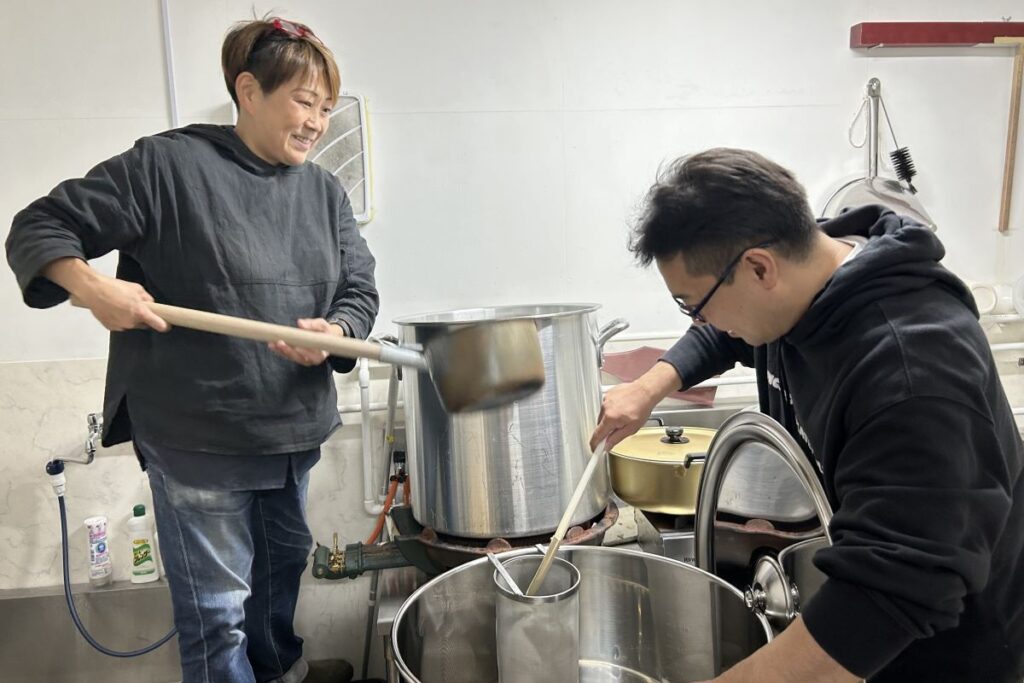 すべて手作業でビールを仕込む大谷さん（左）と太田さん