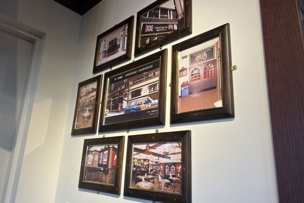 店内の壁に飾られている、札幌で営業していた40年前のHUBの写真