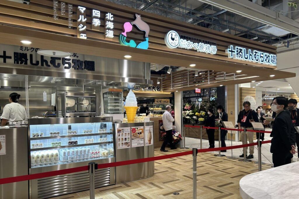 北海道の食品や土産物を扱う北海道四季マルシェの店舗