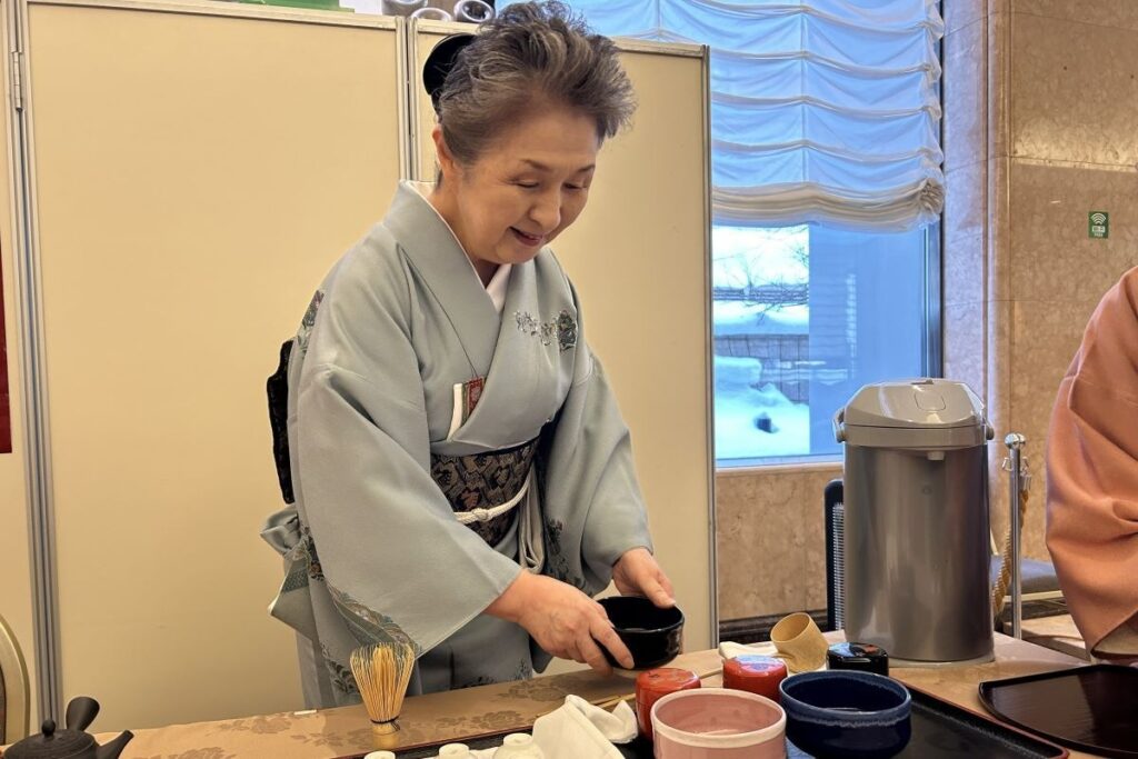 会場で、お茶をたてる大和遠州流茶道札幌支部の小林瞳さん