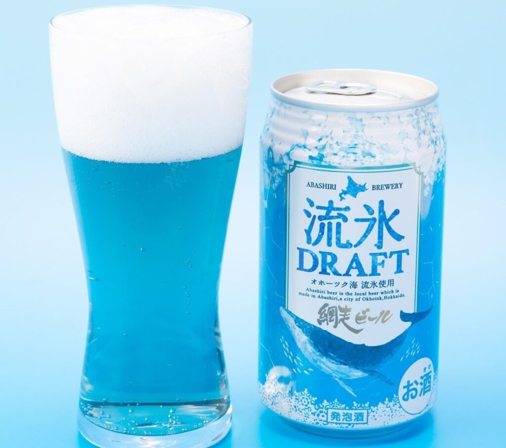 冬のオホーツク海を思わせる鮮やかな青色のビール「流氷ドラフト」