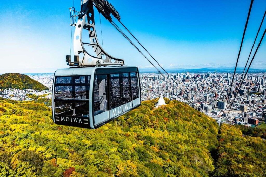 山頂に向かうゴンドラ。乗車中も季節ごとの風景を楽しめます