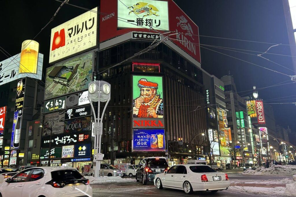 東北以北最大の歓楽街すすきののシンボルすすきの交差点の「ニッカのひげのおじさん」