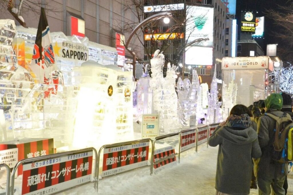 さっぽろ雪まつりのすすきの会場「SUSUKINO　ICE　WORLD」に並ぶ氷像