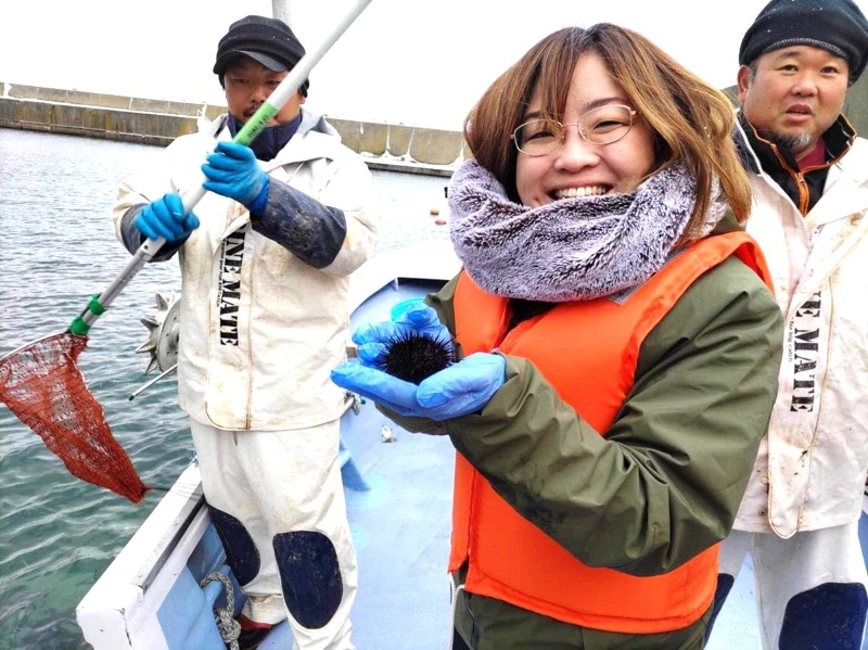 檜山振興局のモニターツアーでウニ採り体験をする参加者たち