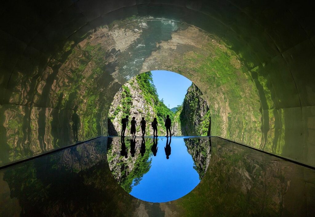 清津峡渓谷トンネルの最奥部のパノラマステーション。床の〝水鏡〟が不思議な光景をつくりだします