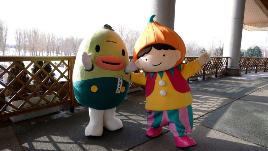 さとらんどのキャラクター「ぐんぐん」（左）と札幌市東区のマスコット「タッピー」