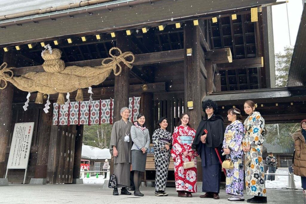 着物を着て、北海道神宮に参拝するモニターツアー参加者