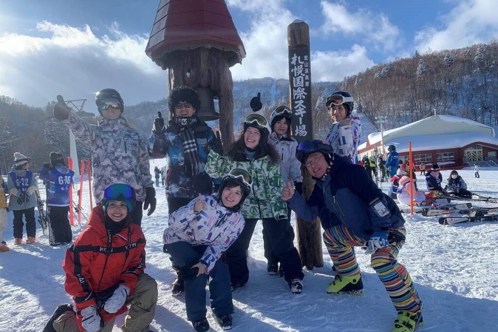 札幌のパウダースノーを楽しむモニターツアー参加者