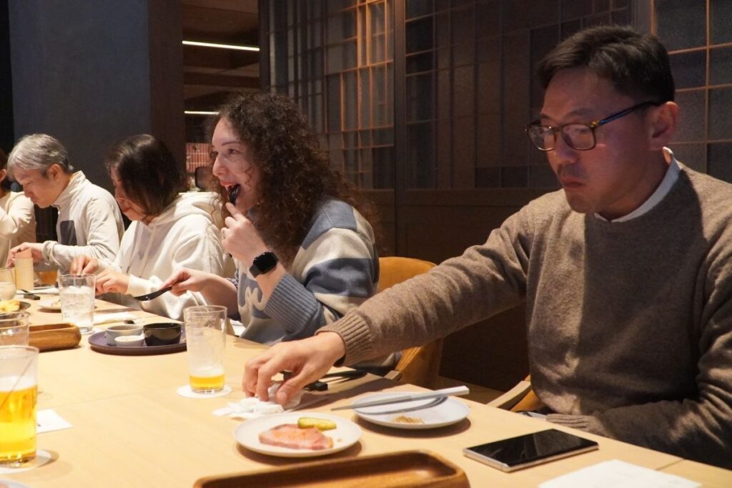 北海道の食材を使ったディナーを楽しむ参加者