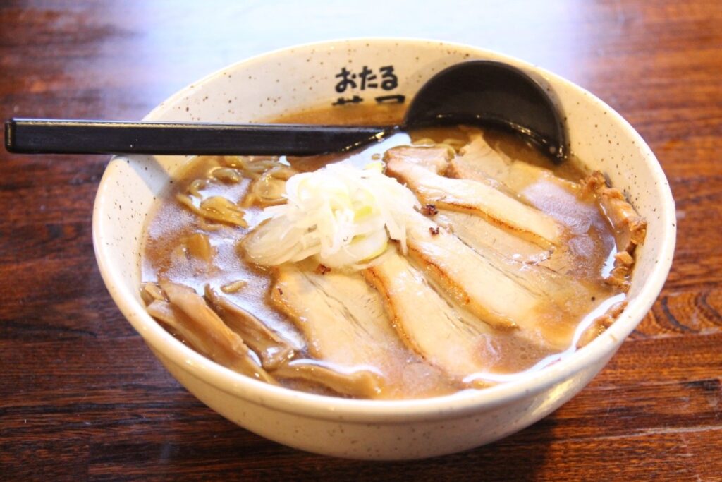 「おたる 蔵屋 総本店」一番人気の「トロチャーシュー麺」