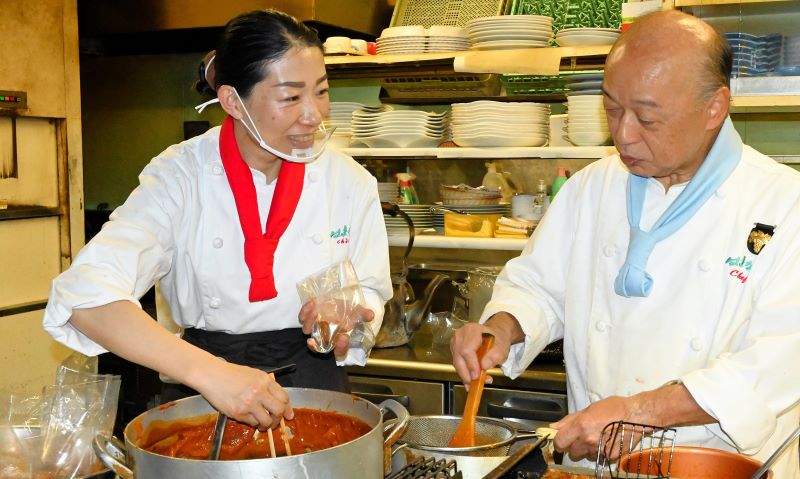 はまなすの現オーナーの谷口さんから料理を学ぶ長谷川さん（左）