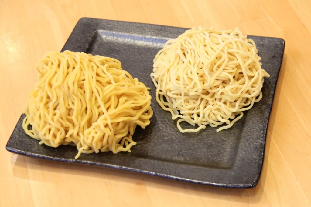 「龍仁」が使っている「熟成麺」（左）と「新生麺」