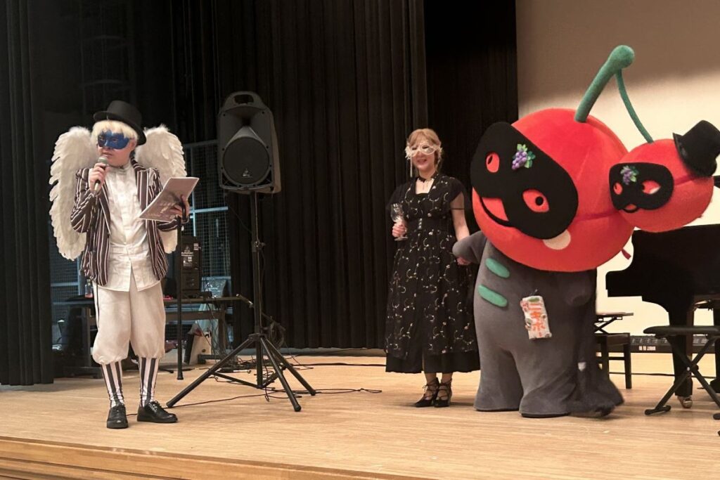 会場のステージに仮面を着けて登場した仁木町のイメージキャラクター「ニキボー」