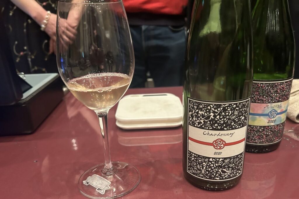 ドメーヌ・ブレスの「シャルドネ」のボトルとワインが注がれたグラス