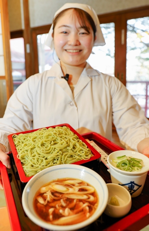 釧路ならではのそば文化を象徴するクロレラ入りの緑の麺と、かしわぬき＝竹老園東屋総本店