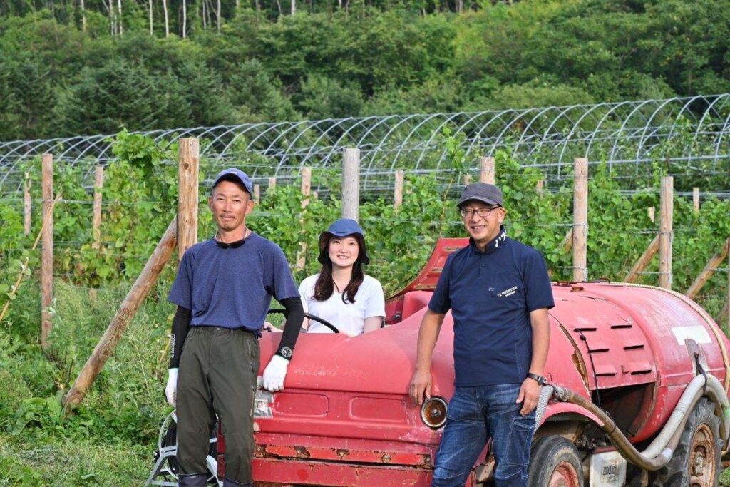福光さん（左）の畑に農作業の手伝いに来た三浦さん（中央）と山口さん