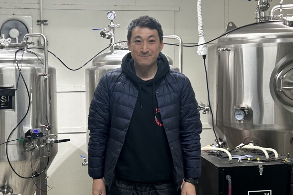 「さまざまな挑戦をしてみたい」と話す醸造長の会田宇一郎さん