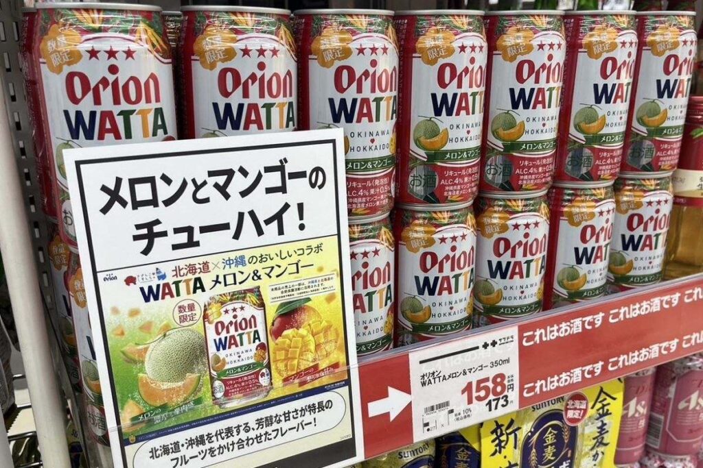 店頭に並べられた缶チューハイ「オリオンWATTA（ワッタ）メロン＆マンゴー」