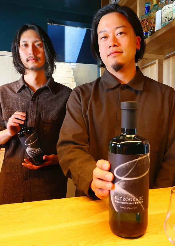 鷹栖町でオリジナルのジンの製造と販売をする南亜太良さん（右）と大槻羽矢斗さん